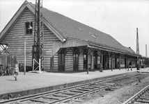 154597 Gezicht op de perronzijde van het (oude) N.S.-station Beverwijk te Beverwijk.